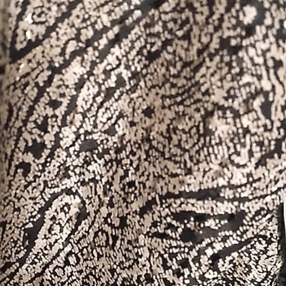 Like New Nicola Small/Medium Tan Black Design Lon Sleeves Top - Picture 2 of 9